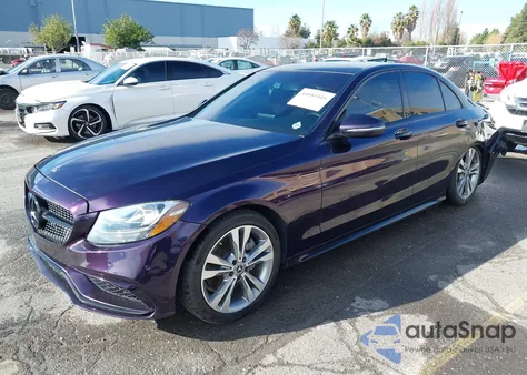 2018 Mercedes-Benz C 300 z USA, uszkodzony, nr VIN 55SWF4JB3JU235445
